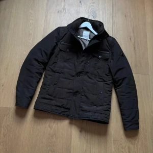 J.Lindeberg Jacka - Säljer nu en riktigt skön mörkbrun jacka från J.lindeberg. Storlek M med inga defekter. Nypris runt 4500 kr, hör av dig vid frågor eller liknande✌️