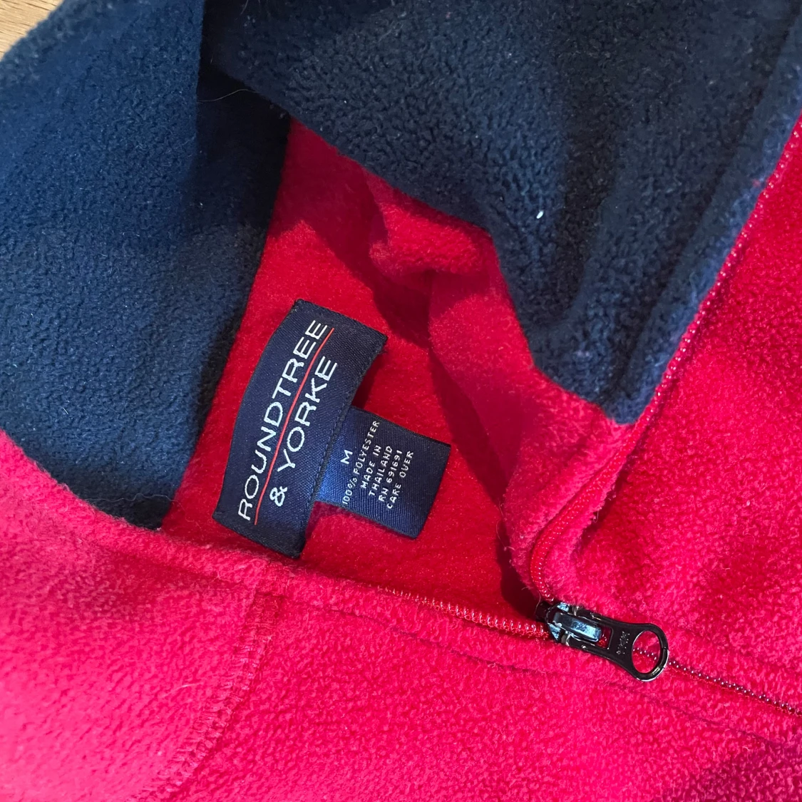 Röd fleece jacka från roundtree and yorke - 90