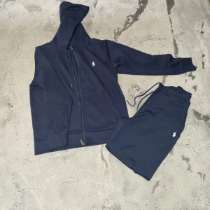 Ralph Lauren tracksuit - Säljer en Ralph Lauren set i storlek S med matchande hoodie och byxor i färgen mörkblå. 