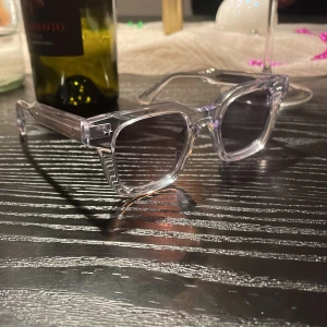 Chimi 04 - Snygga transparenta solglasögon från Chimi, modell Core 01. De har en modern och stilren design med fyrkantiga bågar. Perfekta för att ge en cool touch till din outfit.