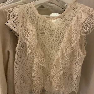 Vit spetsblus - säljer en jättefin spetsblus från zara, använd fåtal gånger max 5 gånger som ny! kom privat för bilder på! 💞