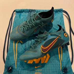 Nike Mercurial Vapor 14 AG - Sjukt feta Nike mercurial Vapor 14 Elite AG i mycket bra skick inga defekter över huvudtaget. Storlek 42 och konstgräs dobbar perfekt nu. Påse medföljer