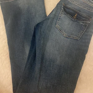 low waist jeans med fickor  - Snygga blå jeans med fickor och låg midja, alldrig anndvända 