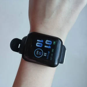 Fitpro smartwatch - Perfekt fungerande fipro smartwatch, använts dagligen i ett halvår tills jag köpte en annan. Den enda defekt är att hållaren till bandet har gått sönder, så bandet fladdrar när den är på, jag satte ett band där som ersättare och det fungerar utmärkt. Den laddas via en vanlig laddklump så inga extra laddare behövs.  Man kan se notiser, hålla koll på pulsen och aktiviteter, kolla sömnen, räkna steg och ta kort på telefonen med hjälp av klockan! Den är perfekt för de som vill ha en enklare klocka!