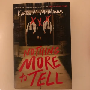 Nothing More to Tell - Boken 'Nothing More to Tell' av Karen M. McManus är en spännande thriller. Omslaget visar två personer i kostym med röda kryss över ansiktena, vilket ger en mystisk känsla. Perfekt för dig som gillar mysterier och intriger.