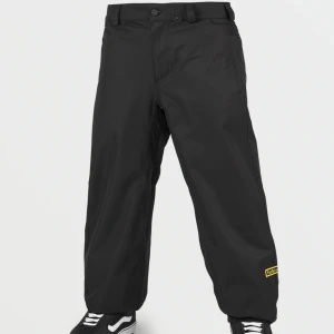 Volcom Arthur pant 23/24 - Snygga snowboard/skidbyxor från volcom 23/24 med loose passform, ej vadderade. Bara använda några gånger då jag föredrog mina vadderade. Storlek XL, ej stora i storleken som vissa andra loose/baggy byxor utan tvärtom. Köptes nya förra säsongen för 2399kr