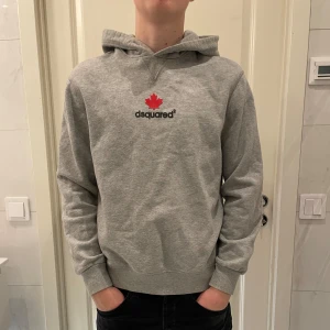 Dsquared2 Hoodie - Dsquared2 Hoodie - Mycket bra skick - Storlek: 16 years (fits xs/s) - Pris 500 kr - Modellen är 173 cm och väger 64 kg - Kontakta vid frågor/funderingar!