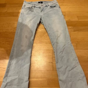 Ltb jeans ljusblåa - I använt skick, några enstaka fläckar på benet (bild 3 & 4). I storlek W27xL30. Midjemått rakt över: 38cm. Innerbenslängd: 76cm