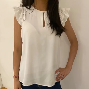 Blus  - Jättefin blus🥰🥰 köpt för 450kr och har vart använd i ett tillfälle💕