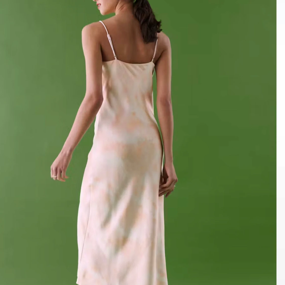 Ljus sidenklänning med slits - 1