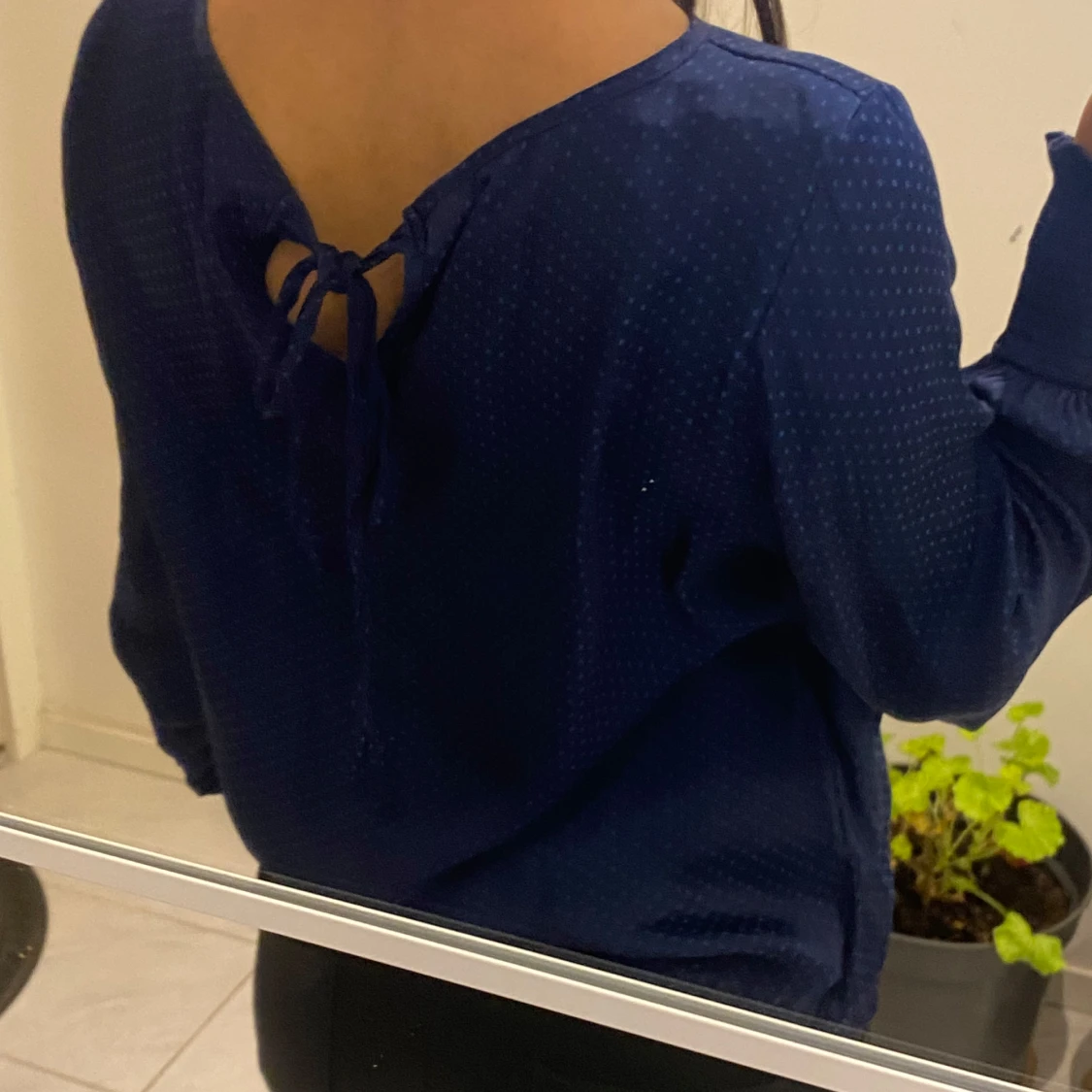 Mörkblå blus med knytning - 90