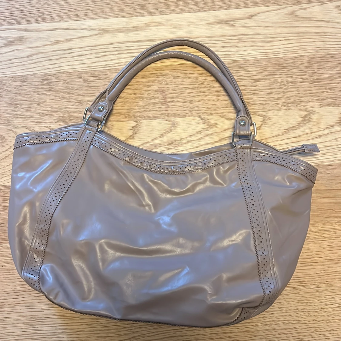 Beige axelväska i syntetmaterial