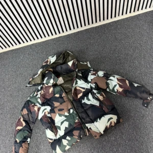 Moncler Maya - Använd ungefär 2 vintrar bara säljs eftersom den är för liten, finns i Upplands Väsby om man vill komma och kolla på den istället äkta!