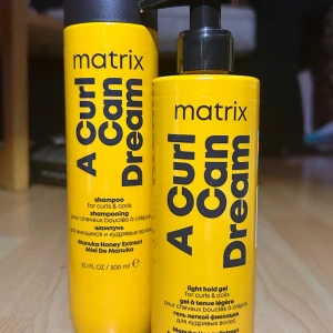 Matrix "A Curl Can Dream" hårvårdsset! - Matrix "A Curl Can Dream" shampoo for curls & coils 300 ml och light hold gel 250 ml. Nytt och oöppnat. 