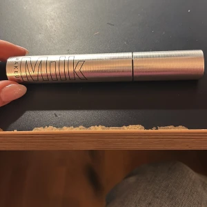 Kush Mascara från Milk Makeup - Jag har använt den en gång, det är en oönskad julklapp. Säljer en Milk Makeup Kush Mascara i en stilren silverfärgad tub. Mascaran är känd för att ge volym och längd till fransarna med sin unika formula. Perfekt för att framhäva ögonen med en intensiv svart färg.