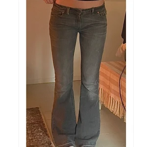 Lågmidjade flare jeans  - Lågmidjade flare levis jeans Modell 529 89  Storlek W32 L34  Insydd i midjan och lite i låren Innerbenslängd: 84cm Midjemått: 39cm mätt rakt över  Jag är 174cm  (Ena framfickan är sönder på insidan men syns inte när man bär dem)