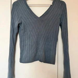 V-ringad tröja - Fin grå-blå tröja med v-ringning, (den är  mer blå än grå än vad bilden visar). Mjuk och stretchig. Sparsamt använd!