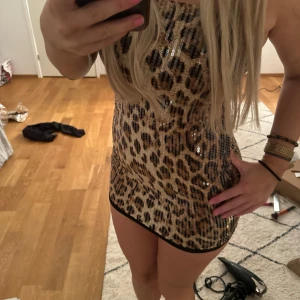 Leopard klänning - Leopard klänning i storlek s