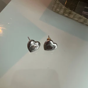 Marc jacobs örhängen - Hjärt örgängen från Marc jacobs. Har defekter/ tecken på användning som kan visas närmare 