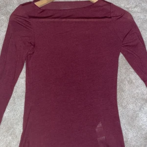 Vinröd tröja från Intimissimi - Säljer en elegant vinröd tröja från Intimissimi, tillverkad i en mjuk kashmirblandning. Tröjan har långa ärmar och en stilren design, perfekt för kyligare dagar. Ultralätt och bekväm att bära.