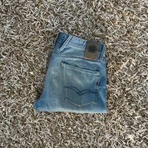 Tjena, jag säljer mina ljusblåa Replay anbas jeans i storlek W32 L34. Dem är sparsamt använda och har inga defekter. Vid mer frågor eller funderingar så skriver ni til mig! 💬 