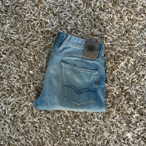 Replay jeans - Tjena, jag säljer mina ljusblåa Replay anbas jeans i storlek W32 L34. Dem är sparsamt använda och har inga defekter. Vid mer frågor eller funderingar så skriver ni til mig! 💬 