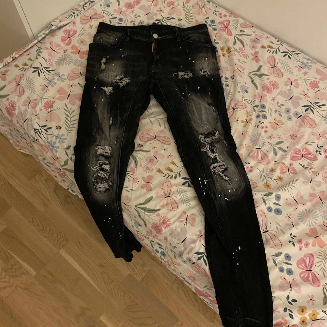 Svarta jeans med slitningar