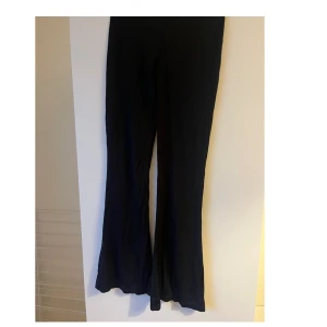 Svarta byxor i storlek XS - Snygga svarta byxor med bootcut-stil. Perfekta för en stilren look och passar till många olika tillfällen. Byxorna har en klassisk design som gör dem enkla att matcha med olika toppar.