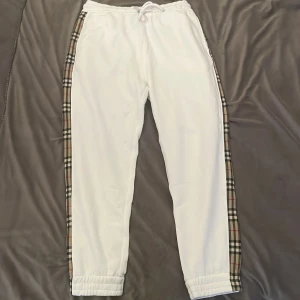 Vita burberry mjukisbyxor - Säljer ett par burberry mjukis byxor och finns inga slitningar!