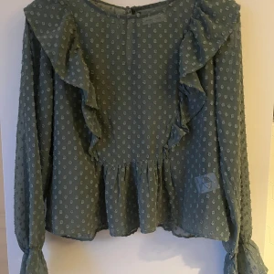 Blus från lager157 - Blus från Lager157 med volang. Storlek xs.