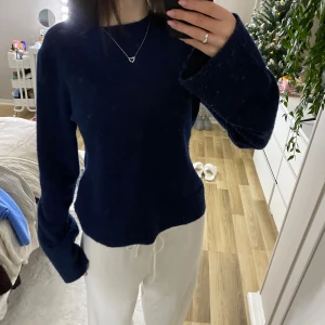 Stickad tröja  - Marinblå stickad tröja💙