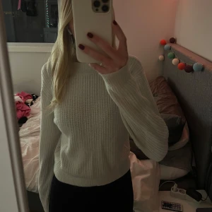 Vit ribbad tröja - Säljer en vit ribbad tröja med långa ärmar. Perfekt för kyligare dagar och lätt att matcha med olika outfits. Stretchigt och skönt material.