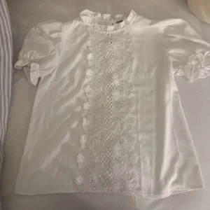 Vit blus  - En super söt blus, i storlek s och har aldrig kommit till användning🫶🏼