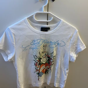 Vit t-shirt från Ed Hardy - Snygg vit t-shirt från Ed Hardy som är som helt ny! Aldrig använd. Storlek L men passar mer som en S💗
