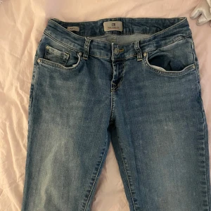 Low waist jeans LTB - Snygga blå jeans från LTB med en klassisk femficksdesign. De har en bootcut-stil. Säljer för endast 150 kr!💖storlek W27 L30!! Köpte för ca 2 år sen men endast använda kanske 2 gånger? Nypris är ca 800 kr.