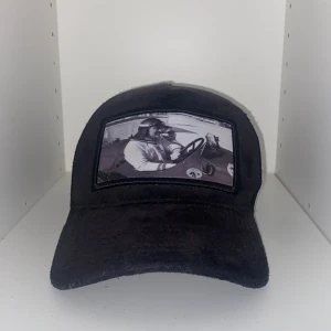 velvet keps - Snygg svart keps från emelio pendenza med ett unikt motiv på framsidan. Kepsen har en böjd skärm och justerbar passform. Perfekt för en cool och avslappnad stil.