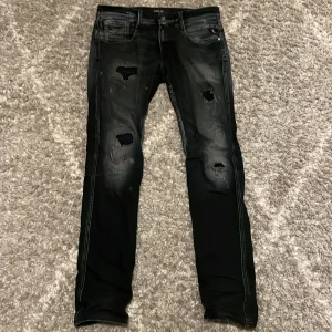 Svarta jeans från Replay - Säljer ett par feta replay jeans som är Slim Straight fit i bra skick.