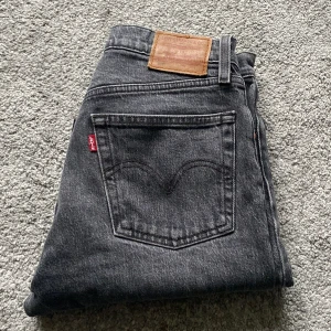 Levis Jeans - Ett par gråa feta levis jeans!! Inga defekter eller slitage! Skick 10/10. Gärna hör av er om ni undrar något! Står w26 men dom är mer som w28!!