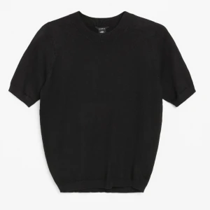 Tröja - Supersöt kortärmad finstickad tröja. Använd 1 gång så nyskick men legat i min garderob och inte kommit till användning. Säljer samma i vit