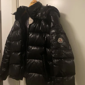 Moncler Maya  - Moncler Maya jacka storlek 2/M, kvitto medföljer, pris kan diskuteras vid snabb affär