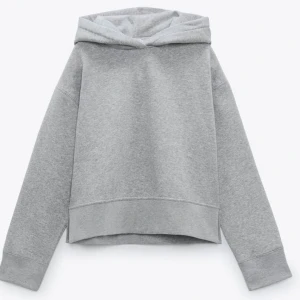 Grå hoodie från zara - Säljer denna svinsköna och snygga hoodie från zara😍använd men inga synliga defekter! 