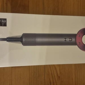 Hårfön Dyson Supersonic - Säljer en Dyson Supersonic hårfön med flera tillbehör för olika hårtyper. Den har en modern design med en grå och rosa färgkombination. Inkluderar stylingkoncentrator, slätmunstycke, diffuser, kammarmunstycke och flyaways-munstycke. Pris 2200kr