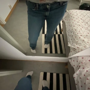Blå jeans - Säljer ett par klassiska blå jeans med normal passform. De har en lowaist design och är perfekta för vardagsbruk. Jeansen har en enkel stil utan extra detaljer. Säljer samma fast med slits i min profil. Helt nya!