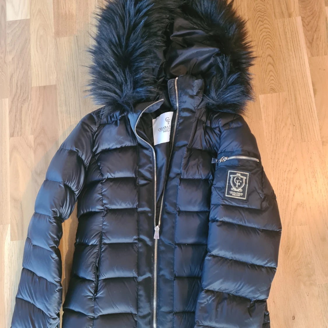 Svart dunjacka med päls Chiara Forti - 90