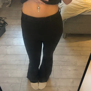 KOSTYMBYXOR - Säljer dessa kostymbyxor från bikbok, aldrig använda o fint skick,  storlek S/34.