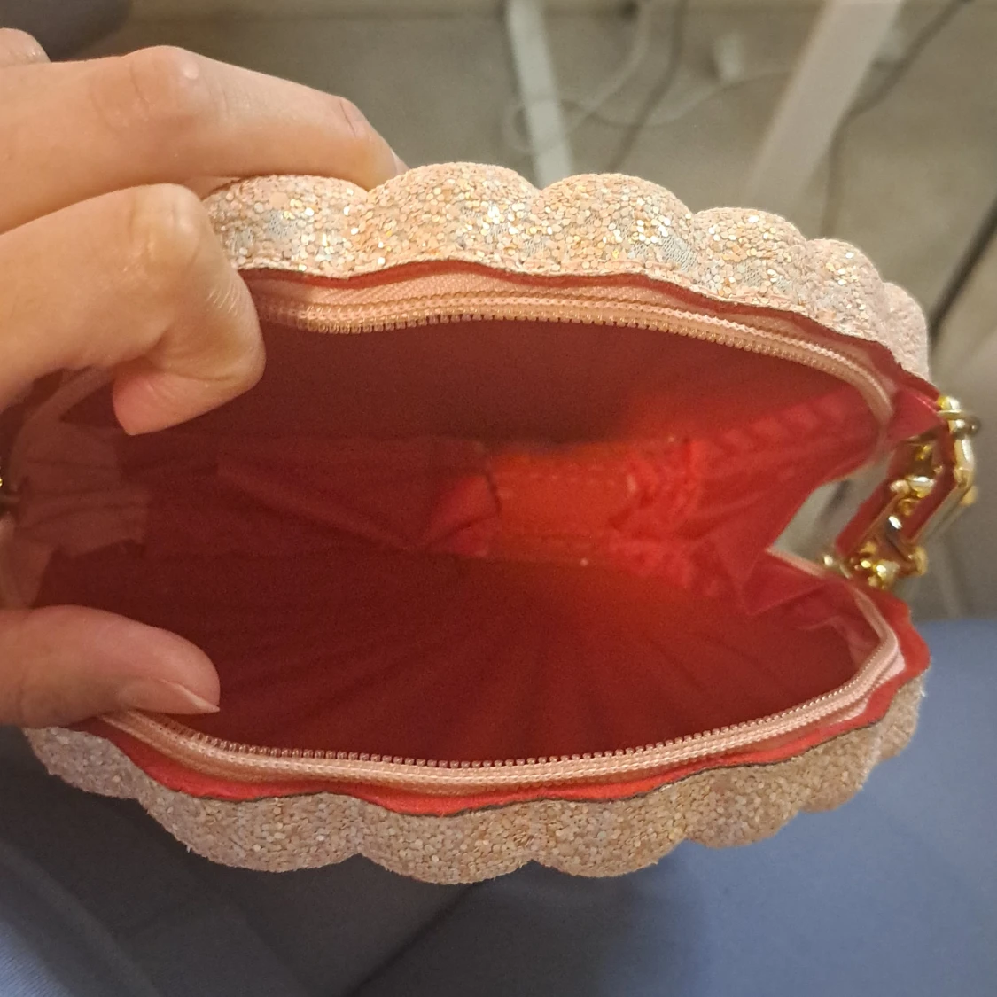 Glittrig snäckformad väska med kedja - 91