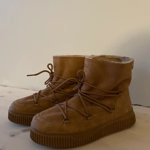 Vinterskor - Oanvända (pga fel storlek) vinterskor med mysig päls.  Från happy shoes-scorett  Nypris 699, säljer för 350kr (50%)
