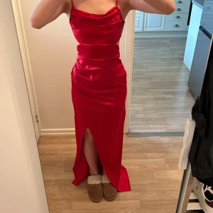 Klänning - Jag säljer min balklänning! Använd en gång i storlek 34, passar mig som har 32. Kan mötas i Eskilstuna eller frakta, köparen står för frakt🥰