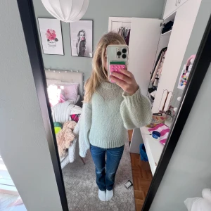 Ljusgrön stickad tröja - Mysig ljusgrön stickad tröja, perfekt till hösten!! Helt nyskick använd fåtals gånger💕