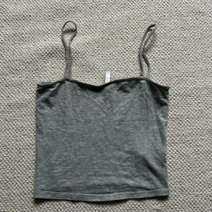 Grå linnetopp från H&M Divided - Säljer en enkel och stilren grå linnetopp från H&M Divided i storlek XS. Slitage på bandet. Använd. Skirv för fler bilder eller frågor.